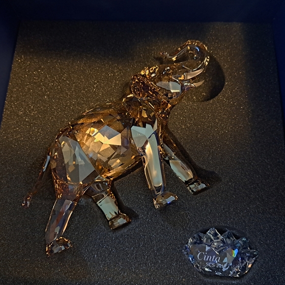 Swarovski Elephant in box with plaque and COA Pristine 1137207 - Picture 2 of 16